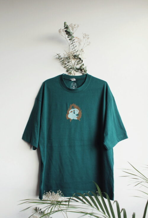 dcdd149867305cbba0ce26ed6febf31bf8d484b8-1711144692-Vera+Diez+Letras+Verde+2+ Camiseta por DiezLetras: Catarsis de la Naturaleza y Espiritualidad