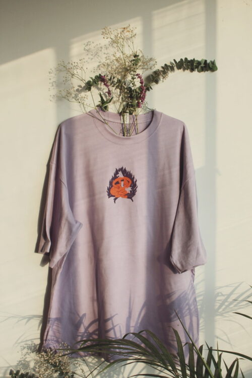 dcdd149867305cbba0ce26ed6febf31bf8d484b8-1711207305-Vera+Diez+Letras+Lila+1 Camiseta por DiezLetras: Catarsis de la Naturaleza y Espiritualidad